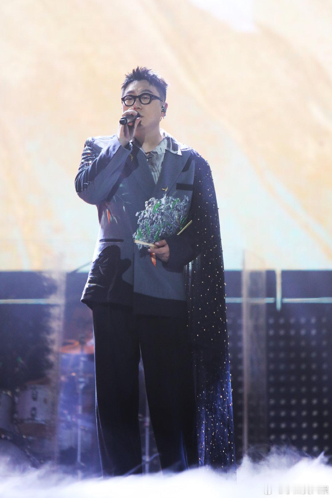 #九年后再听一个人的北京#谁懂，听这首好妹妹也是相当的激动，感觉此次的音乐氛围感