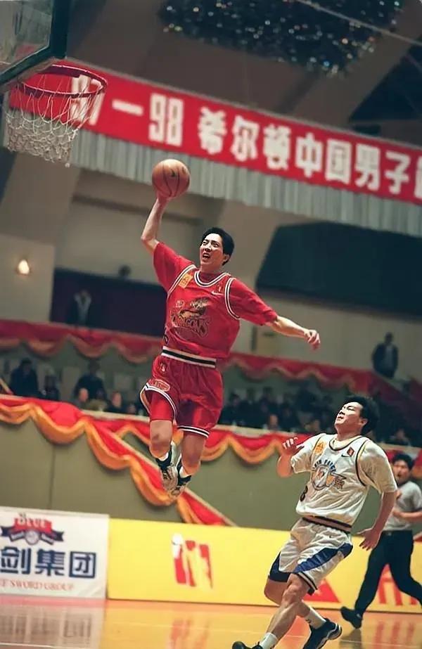 真正的飞人！胡卫东高高跃起扣篮的一瞬间，宛若天神下凡。
上世纪90年代CBA初创