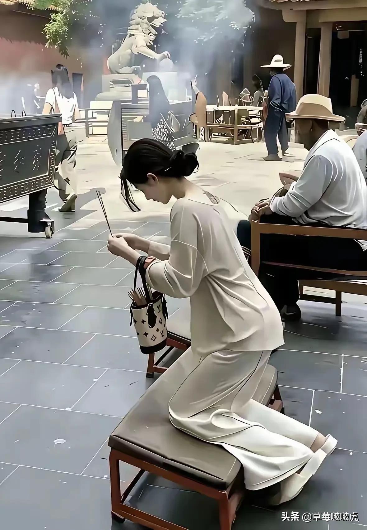 满大街女人都穿这种大宽裤子，感觉现在人的审美都下降了。