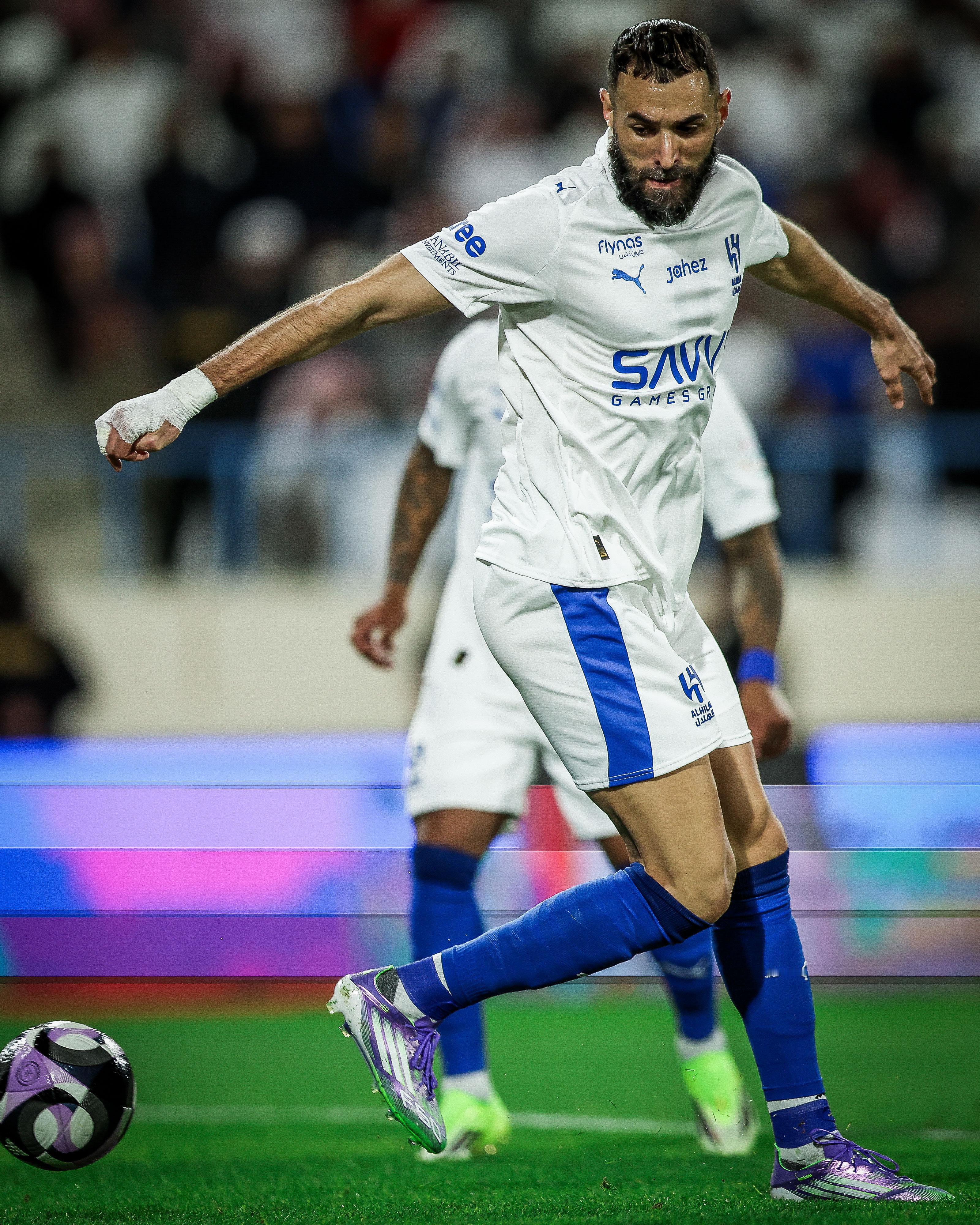 本泽马首秀帽子戏法 本泽马在沙特联赛代表利雅得新月出战首秀中就上演帽子戏法，仅用