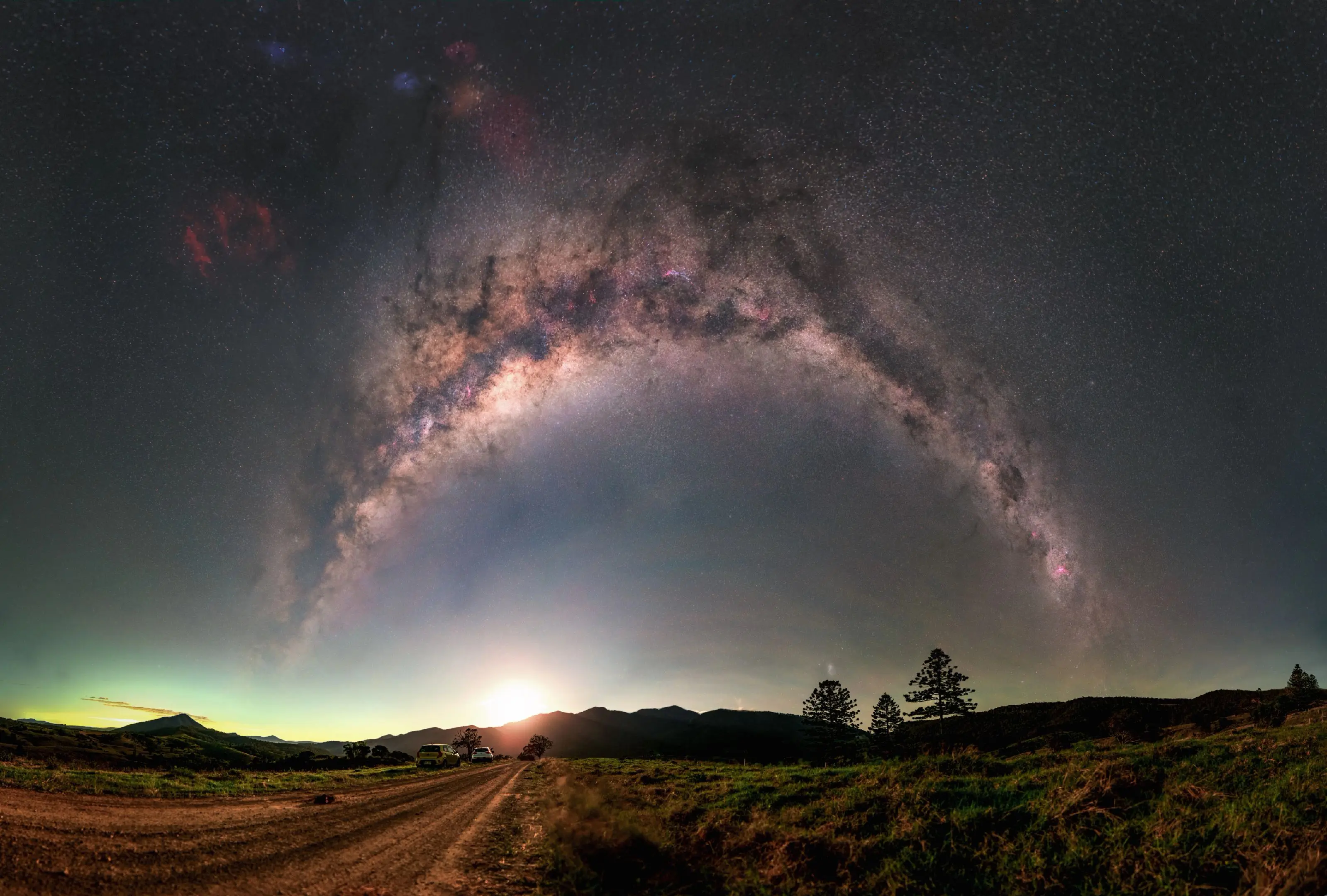 南天银河之眼。月亮与银河的相遇