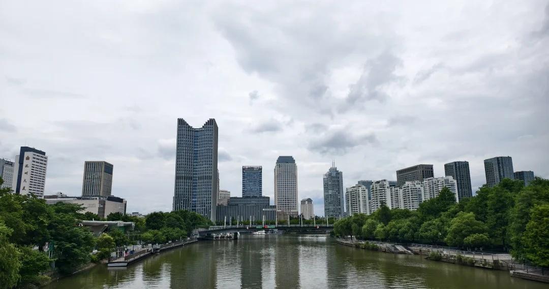 端午节第1天，杭州空气非常好
实际今天这样的天气才是最好的。云层较低，没有太阳，