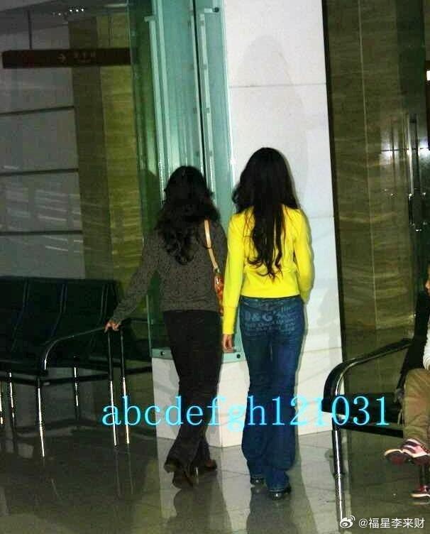 刘亦菲和刘妈妈温馨的同框画面真是神仙母女女神刘亦菲和刘妈妈的同框画面，感觉好温馨