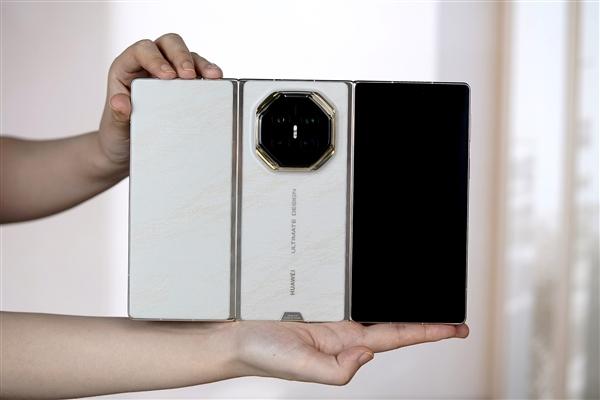 华为新一代三折叠 Mate XT 2 非凡大师来了！

采用全新展翼双内折设计，