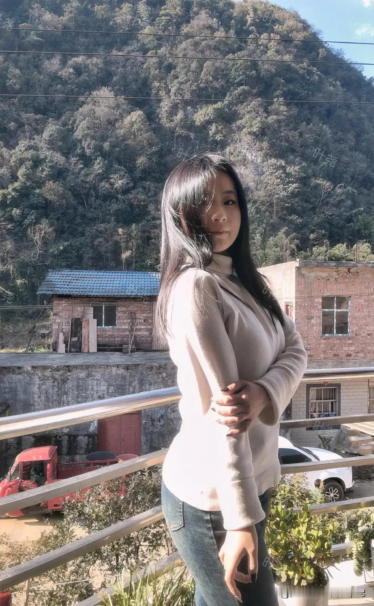 想念一个人却无法联系是极为煎熬的。就如我此刻想念她，然而她在家，联系不便。这时或