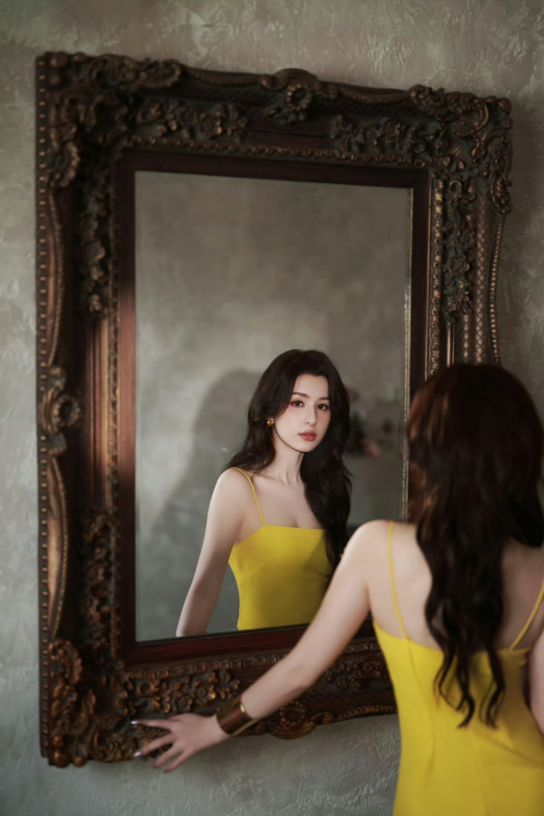 哈妮克孜 大小姐驾到真大小姐驾到！哈妮克孜这身黄色长裙也太绝了吧✨ 自带千金气场