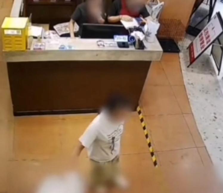 长沙餐厅碰触事件，最合理的处理方式，模拟场景演示。第一步，家长看到孩子被抓，应该