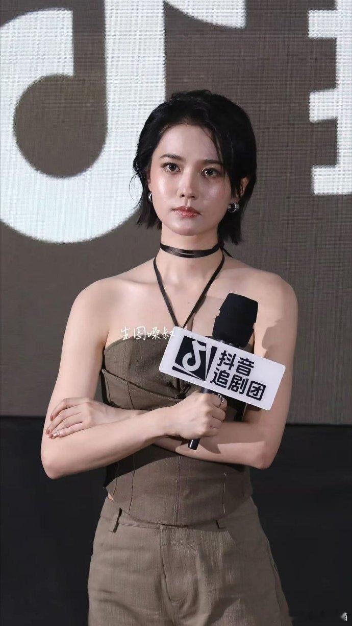 姜珮瑶剧宣姐感姜珮瑶剧宣给自己画红温了完全被姜珮瑶的反差狠狠拿捏，台上从容淡定气