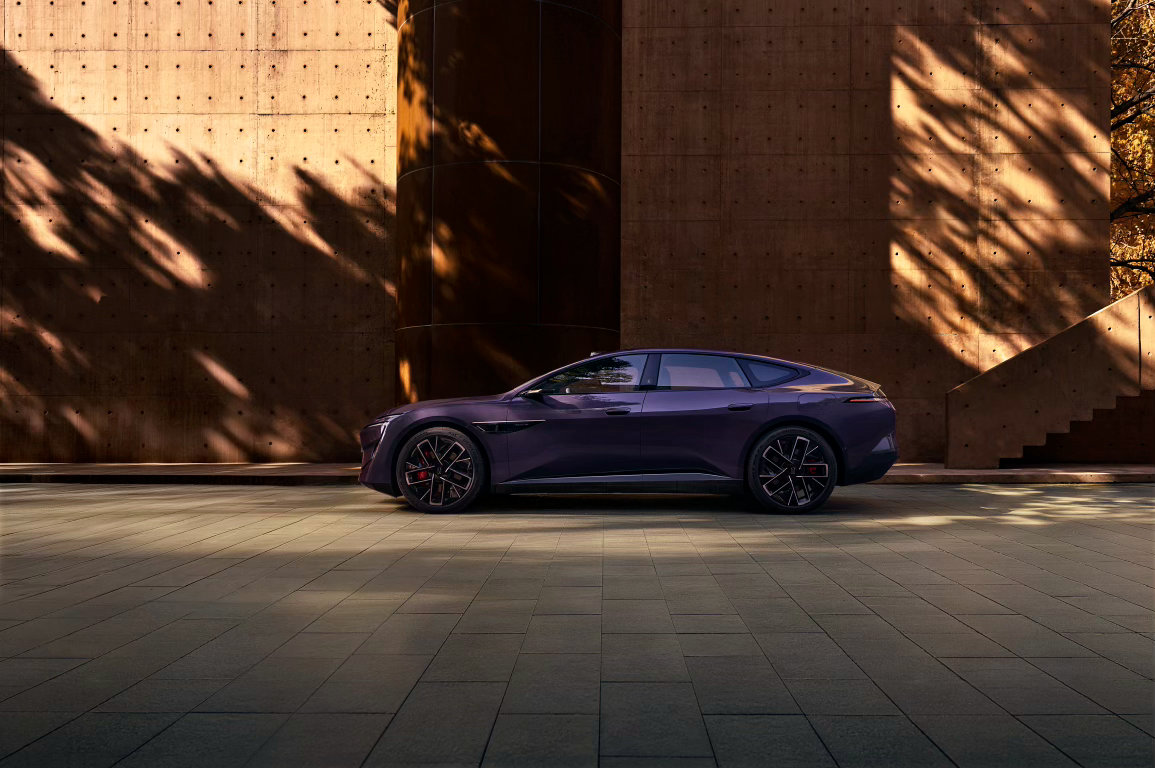 看来段奕宏和阿维塔12的缘分早已注定，《飞驰人生3》更像惊艳的初识。电影里，它是