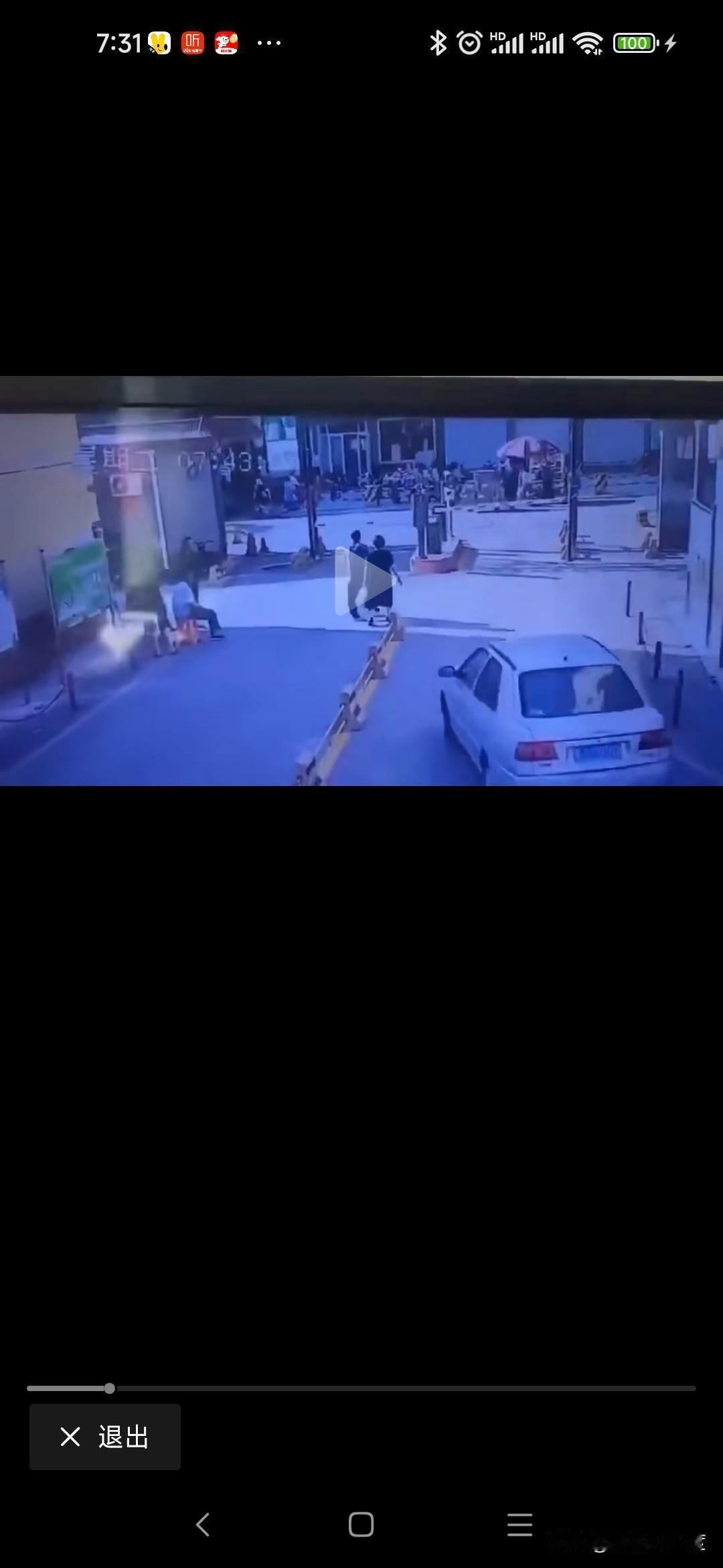 霸道老人被女司机撞死
河北两名六十岁左右老人，领着退休金闲来无事逛街购物。
在穿