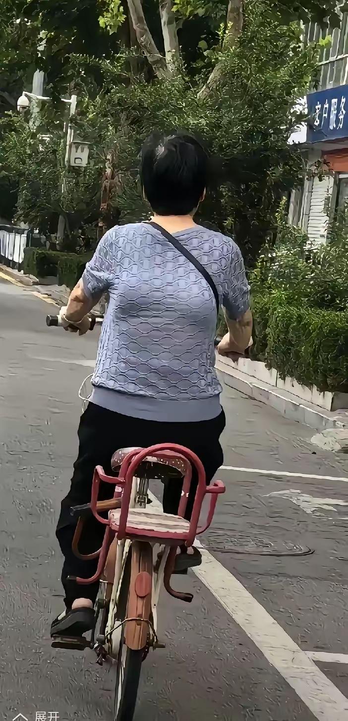 一张图片引发巨大热议，大妈到底是穿反了，还是后背畸形，这也太对称了吧，位置又那么