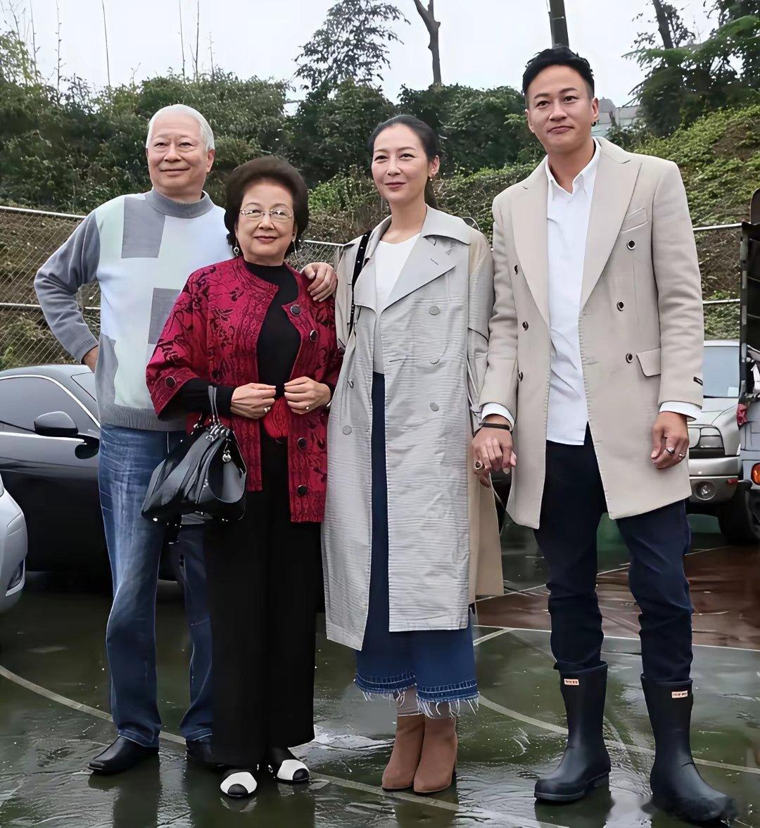 细节见人品！翻看何润东拍《风云》时的合影，为了照顾别的男演员身高，他竟然是叉腿站