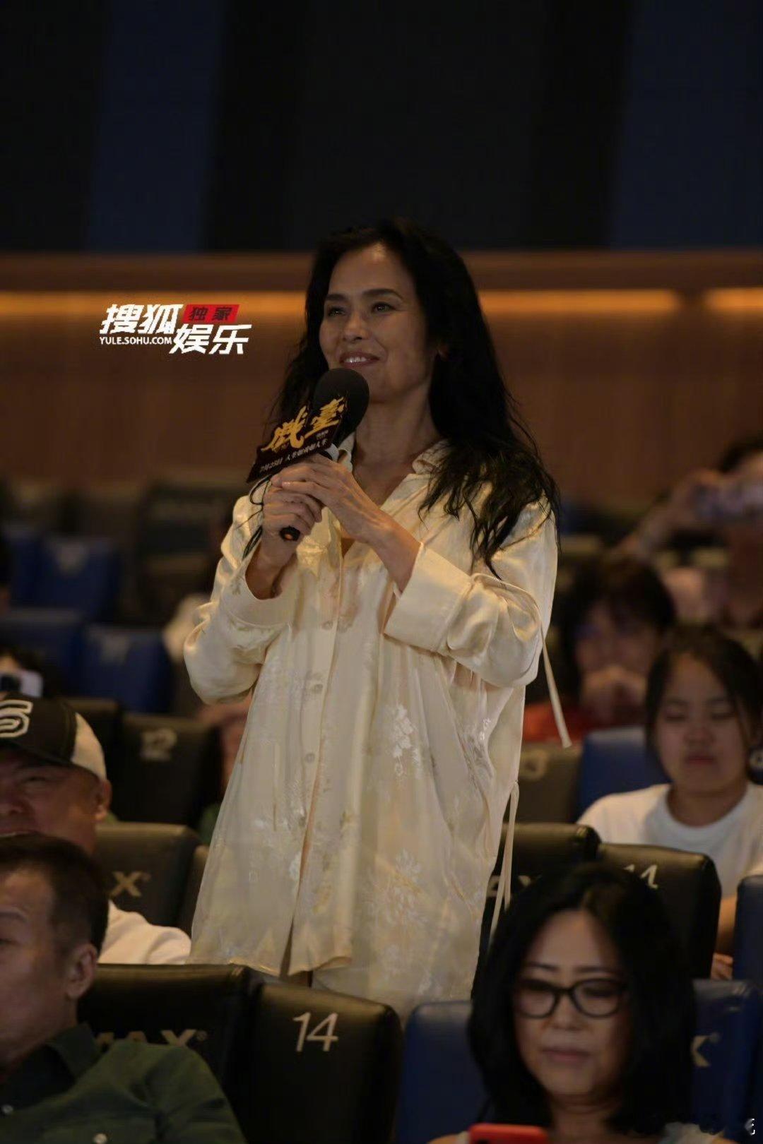戏台首映嘉宾阵容和春晚一样豪华在影视的璀璨星河中，戏台首映以同样豪华的阵容亮相，