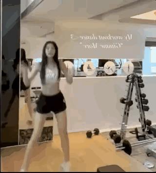 小S三女儿许老三晒自拍照没有打码诶！不知道S妈会不会骂她？近日，小S三女儿许老三