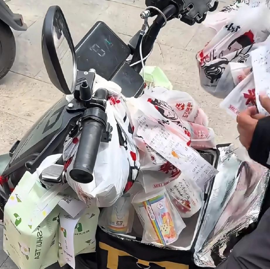 今天一个骑手来店里取餐，跟他聊天两分钟，我瞬间很同情这个行业，挣个钱真的太不容易