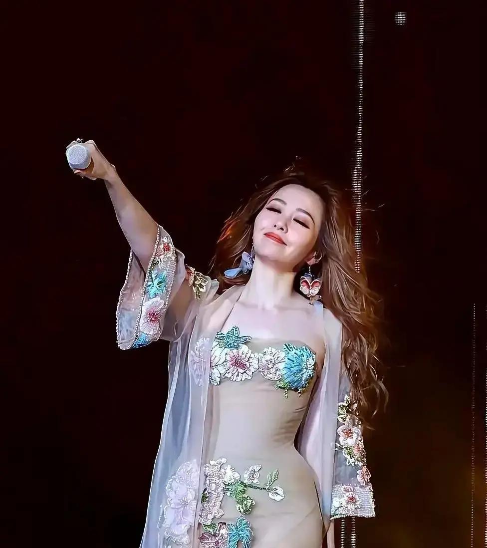 张靓颖一晒健身照，评论区秒变夸夸群：
 
“这姐的肌肉线条藏都藏不住！”
 
以