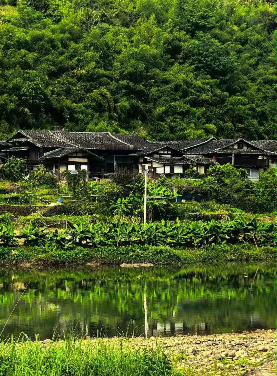 很多人提起福建古镇，只知道土楼和茶乡，却不知福州闽中群山里，藏着两个全球独一份的