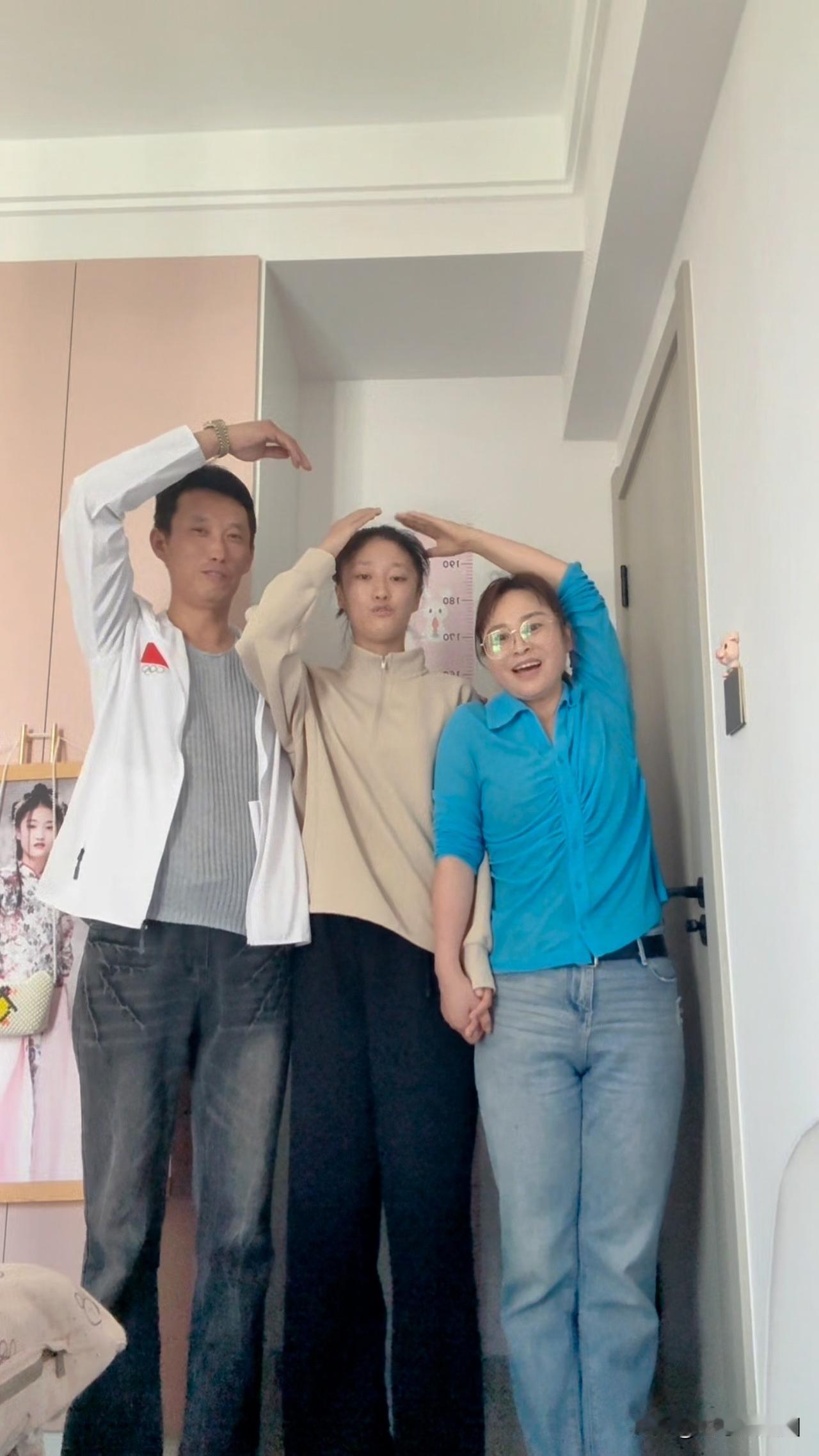 菲儿，菲妈，菲爸竟然还能同框？谁能想到呢？为了孩子父母亲不管婚姻内外，都得好好的