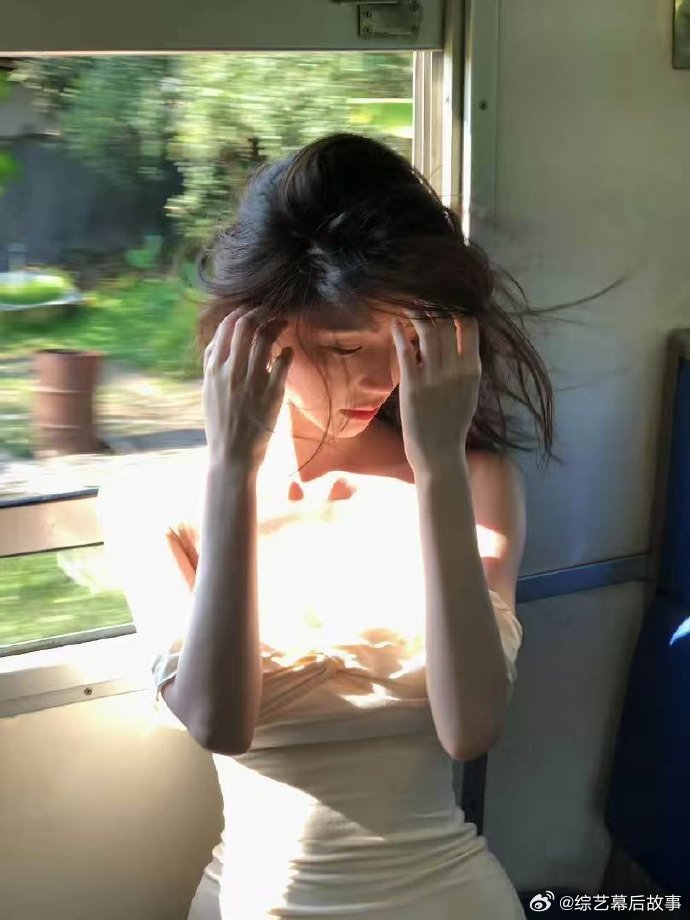 方圆鼻子上的疤痕 真的被素颜方圆美到！机场偶遇生图超能打，皮肤白、五官绝，鼻子上