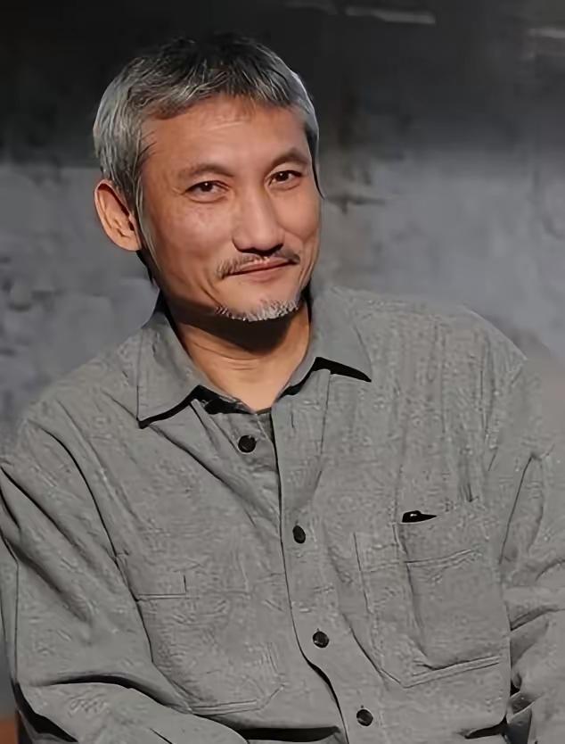 徐克的眼神，哪怕笑着也让人害怕


还记得有一个节目，李昌钰博士问他杀过人吗？他