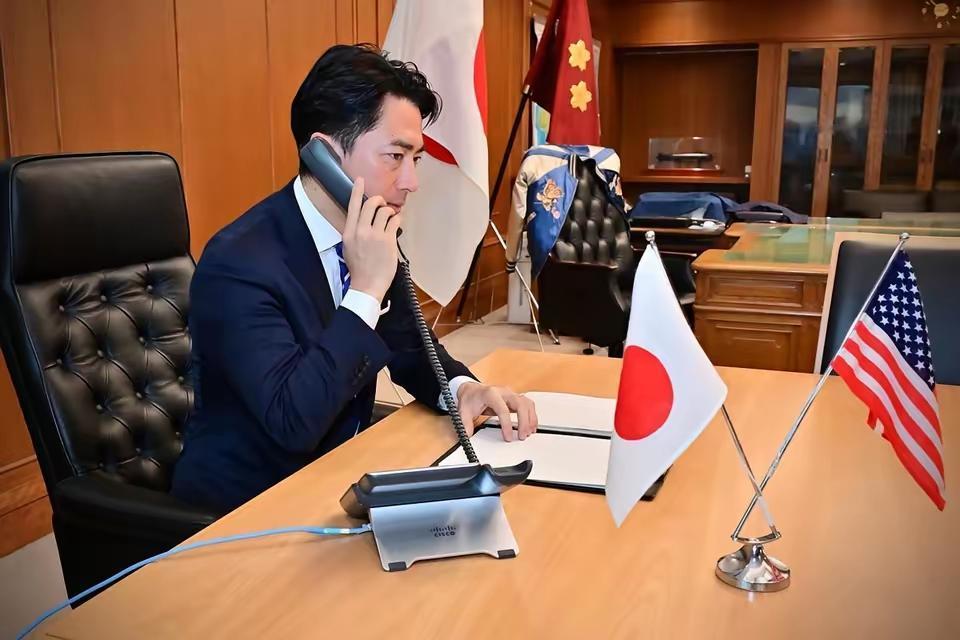 2025年12月12日，日本防相小泉进次郎给美国防长赫格塞斯打去电话，说中国舰载