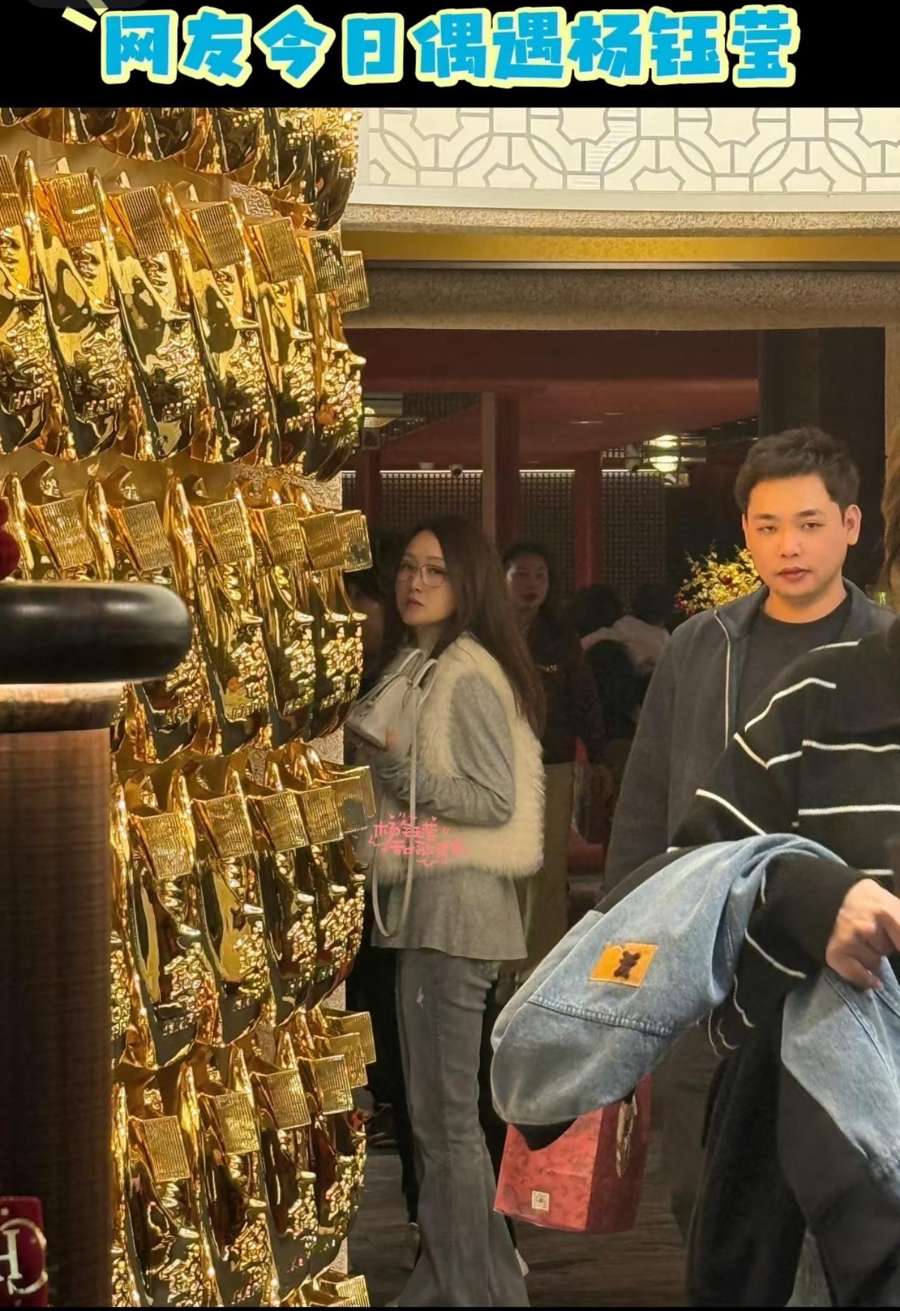 54岁杨钰莹状态未免太好了，看上去比34岁的女性还要年轻美貌，回眸一看，还是能颠