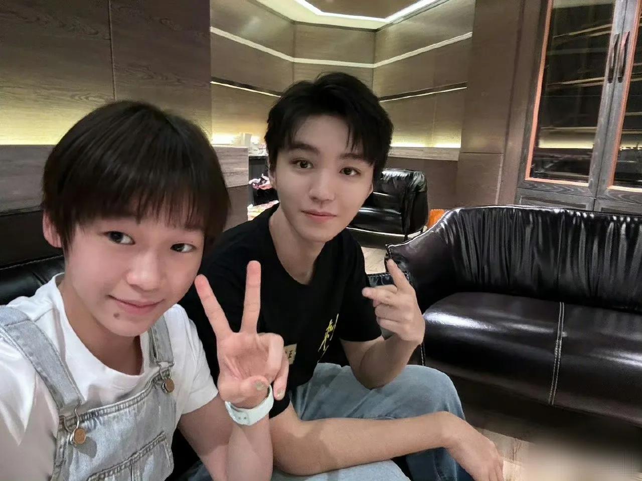 王俊凯生日啦！🎂祝凯哥生日快乐[机智]。
凯哥得吃大蛋糕，他帅气如夜空中最亮星