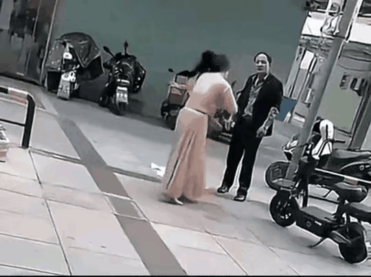 你们见过最“特别”的吵架方式是什么？

听说有对夫妻拌嘴，女方说不过，竟然用脱衣