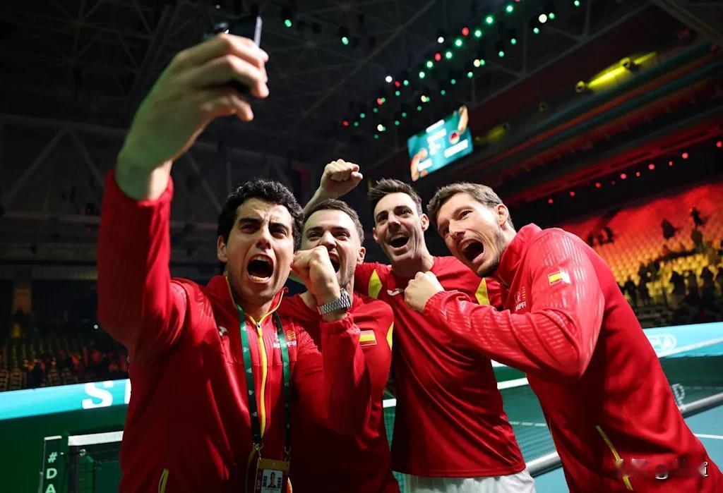 虽然阿尔卡拉斯🇪🇸和辛纳🇮🇹“携手”缺席今年的戴维斯杯，但23日晚间在决