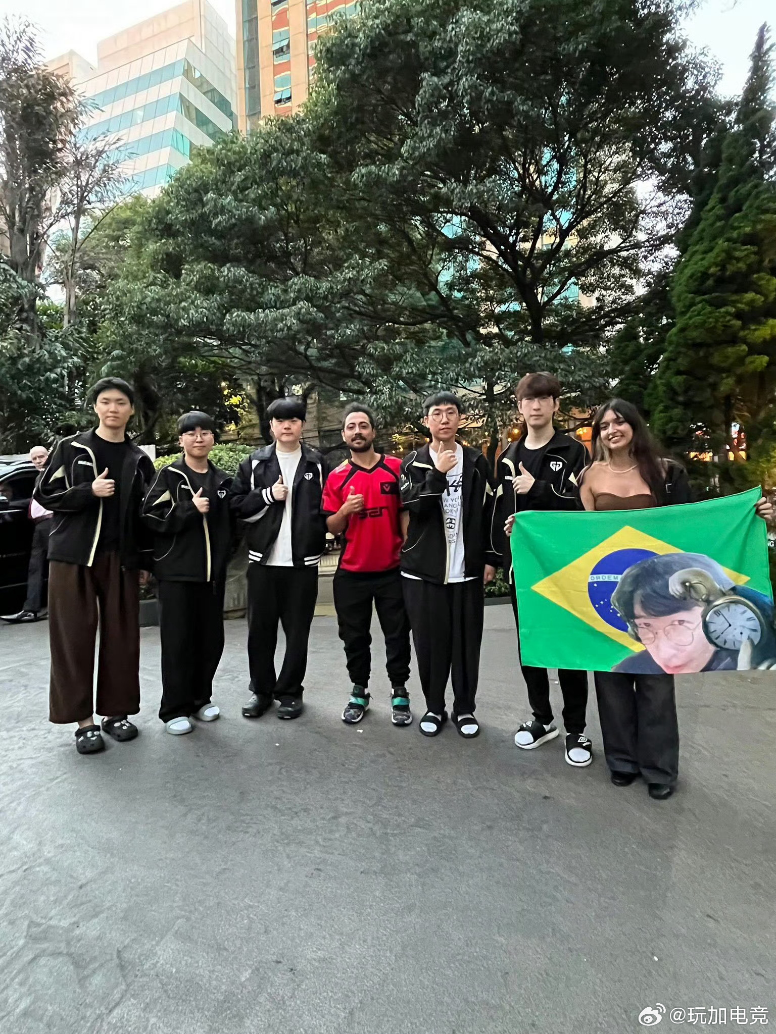 GenG的几位拖鞋大王在巴西和粉丝合影🇧🇷cr.pikacove2026全球
