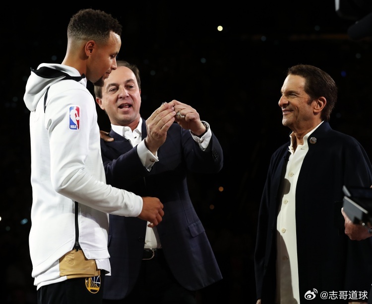 勇士库里过渡赛季公平NBA🗣️美媒：若勇士在库里退役前就开始着眼未来，这对他有