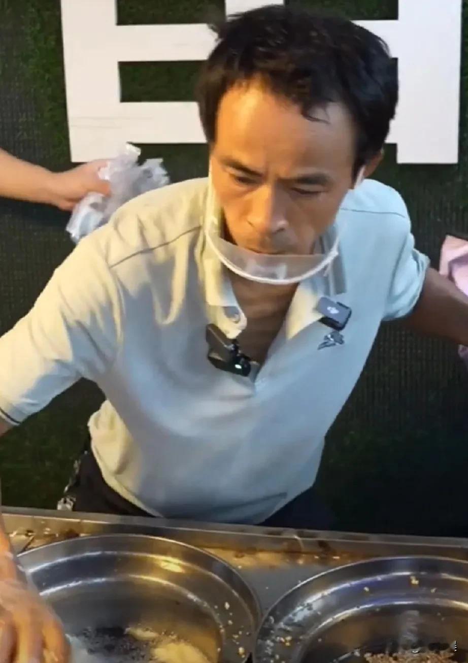 鸡排哥咋也没想到自己一下子火了，看到他忙的都傻了，哈哈，抓住了这波流量，苦点累点