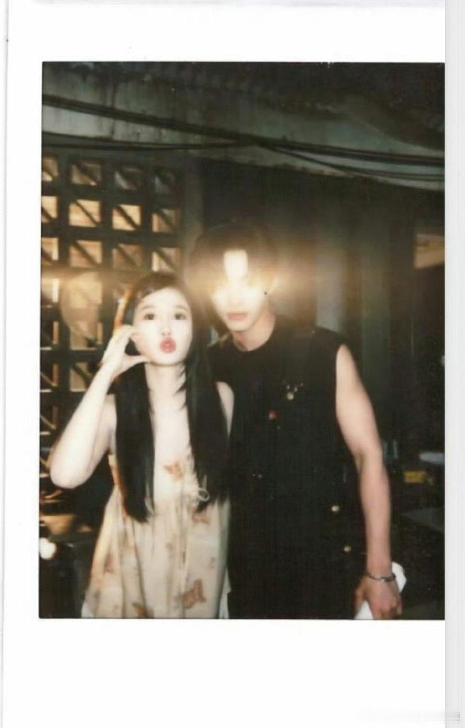 双轨售后好强，虞书欣、何与最新合照！拍立得