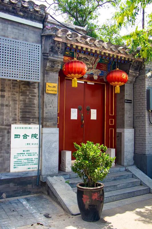 之前查过西城区的文保数据，光挂牌的保护类四合院就有近300处，没挂牌但保留传统格