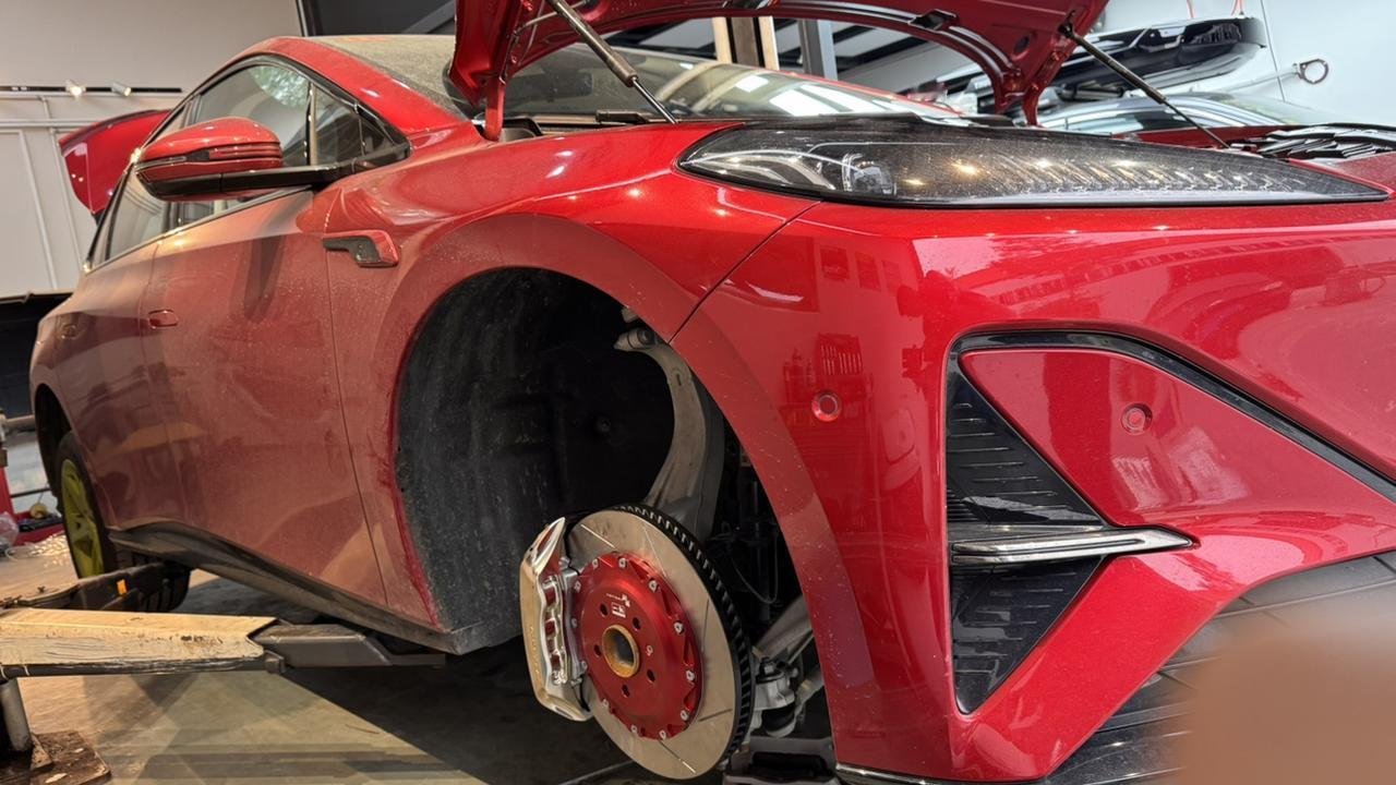 既然都轮到我做主了，那就持续升级！
敏胜GP02六活塞卡钳+耐驰NF42刹车皮