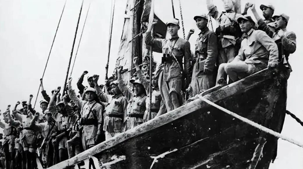 1950年，海南战前百名战士漂泊至越南，韩先楚下令开除军籍，师长徐国夫多年后才明