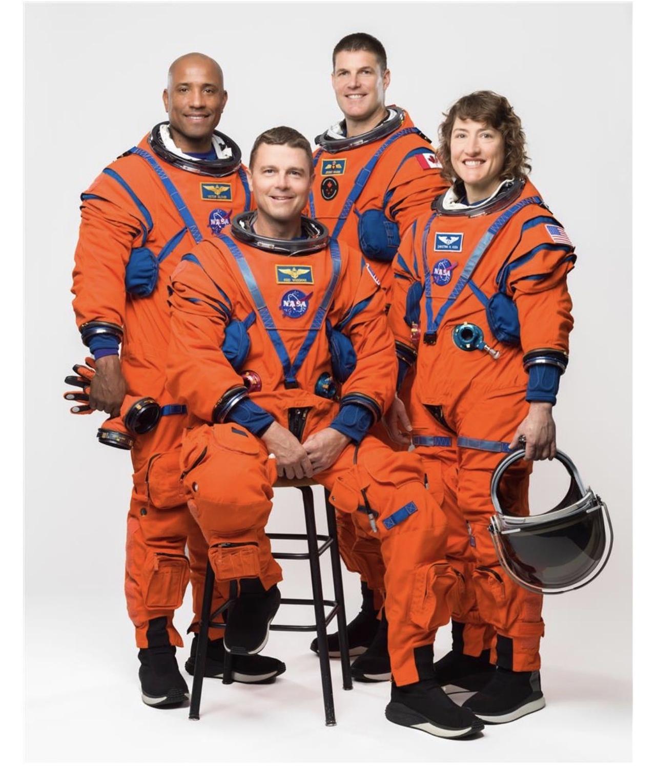 这一次的深空探月飞行，依然还是美国DEI多元化的天花板。

4名宇航员分别是：