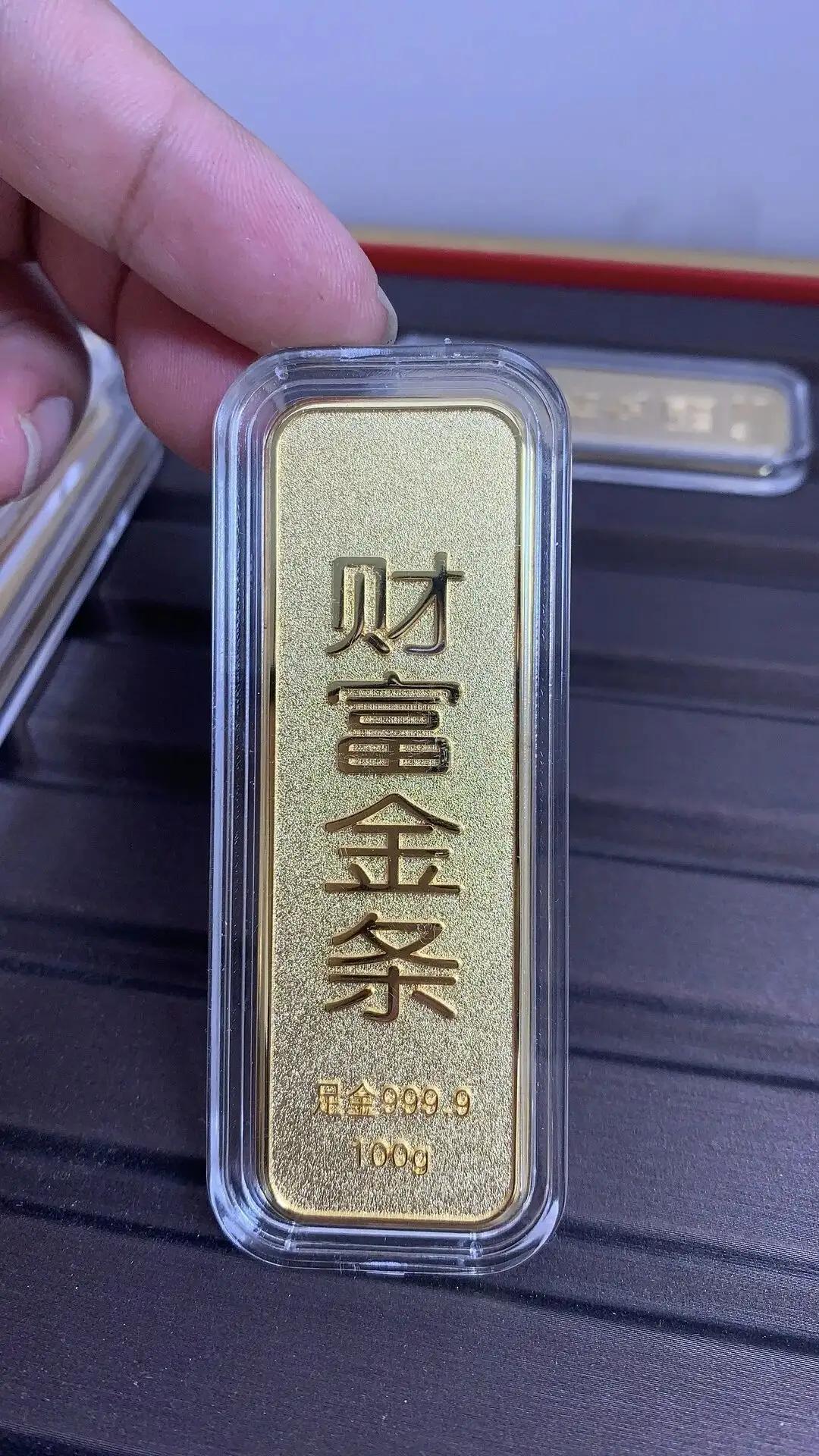 凌晨三点，手机屏幕还亮着，大盘上的黄金价格像根细针，扎得人睡不着。直到31日那天