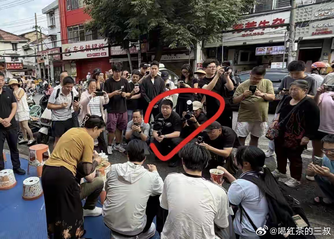 雷军吃热干面被指模仿黄仁勋 好几天前就看到了， 当时只是心里感叹一下，果然是米字