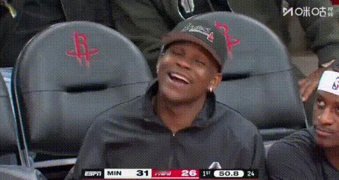 谢泼德连续3三分——华子场边大笑幸灾乐祸！
哥，你个球队老大不打，还在场边跟个看