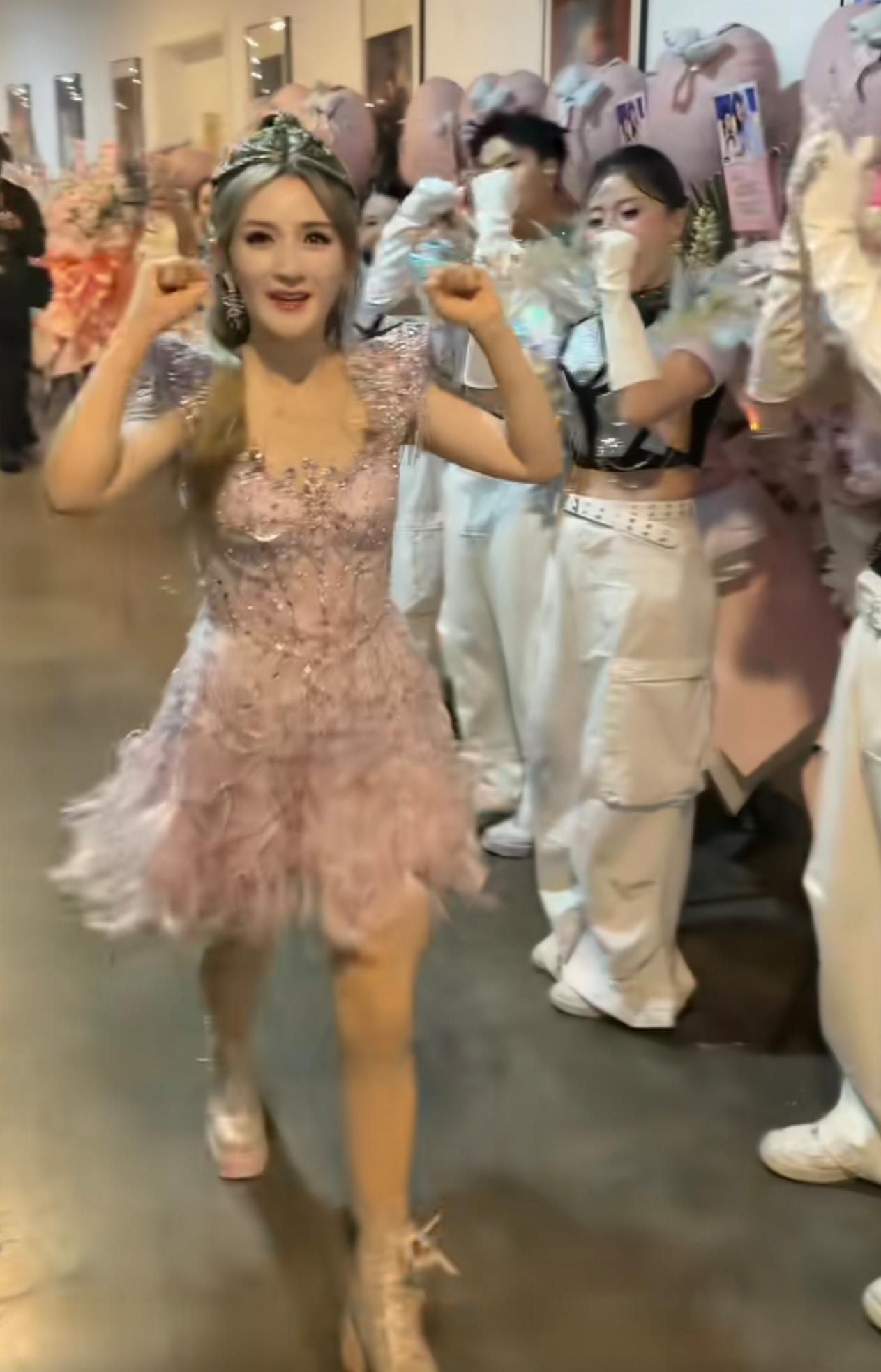 谢娜成都演唱会最新路透来啦！
一身粉色亮片羽毛裙搭配高马尾，又瘦又好看，元气满满
