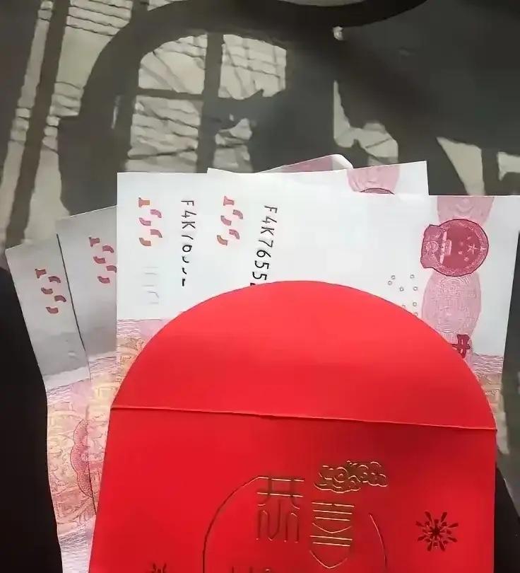 江西，女子除夕夜收到小姑子400块钱的转账，说是给2个孩子的压岁钱，女子看完很生