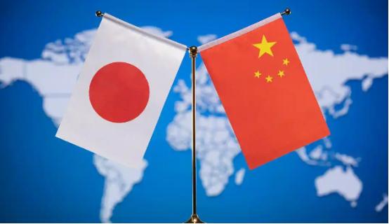 日本近期在军事与外交领域的一系列操作，正将自身推向危险境地。外交层面，日本政府拟