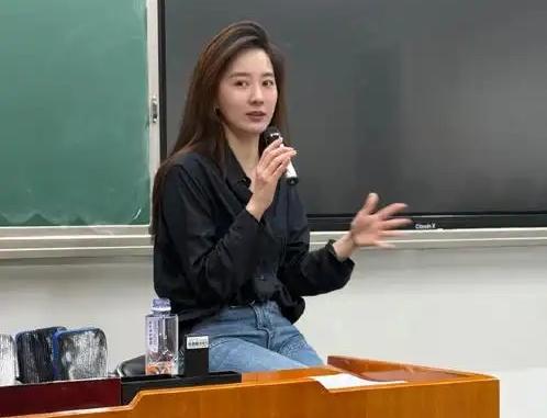 原来是不是教师真的好明显

你是否曾被人一眼看穿职业？教师群体身上那些藏不住的“