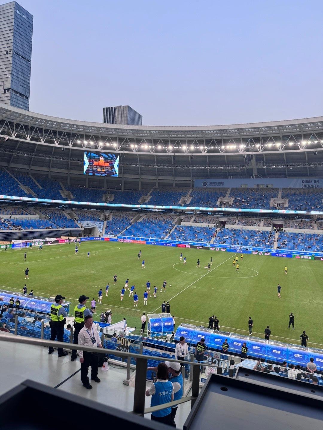 深圳新鹏城 此刻6点35分，球场还空着一大半呢，深圳不愧是牛马痛城，打工人刚下班