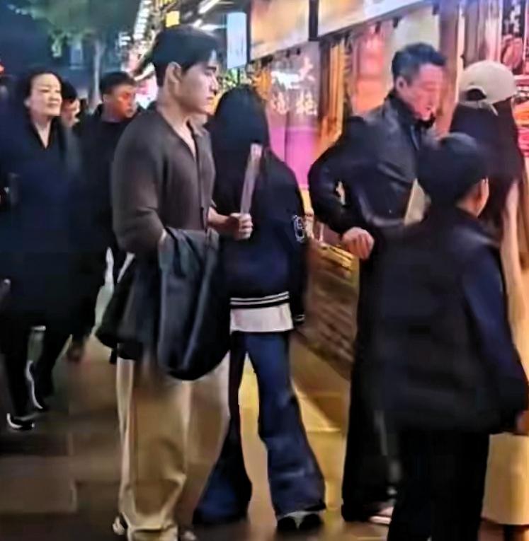 汪小菲的教育棋局：家庭重组下的子女新篇
汪小菲最近带孩子去成都了，大家都在想，这