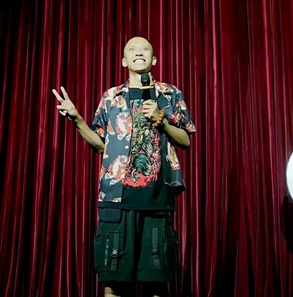 一点也不欣赏付航的脱口秀。太夸张了。有一种不笑，硬搁支你胳肢窝的感觉。
今年好像