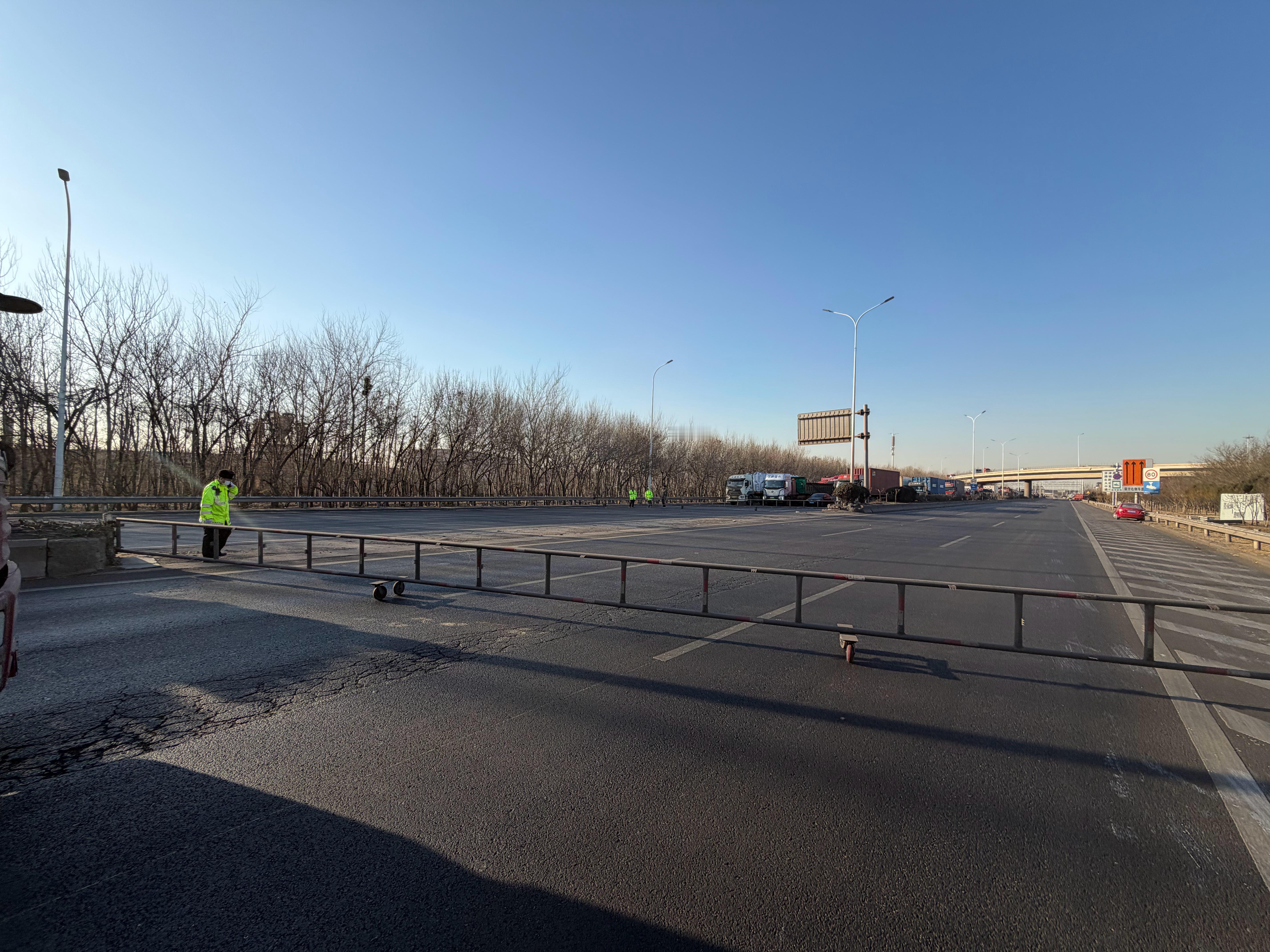 去野生动物园，结果被堵在路上，不开心啊。我还纳闷为什么封路，这一看是中国航天的集