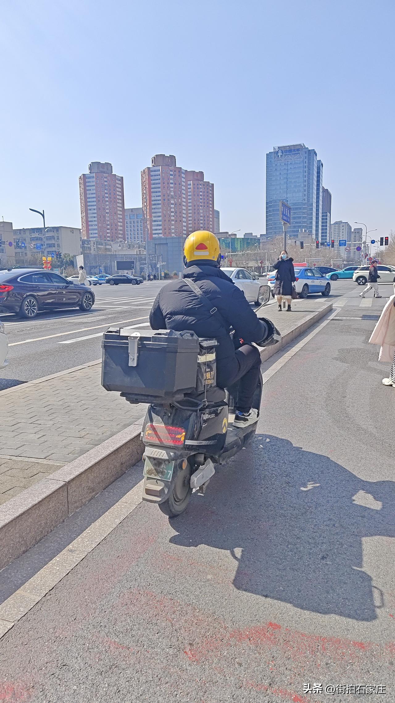 石家庄真该好好查查外卖车辆了！
很多外卖车辆不仅超速行驶，而且他们好多都遮挡车牌