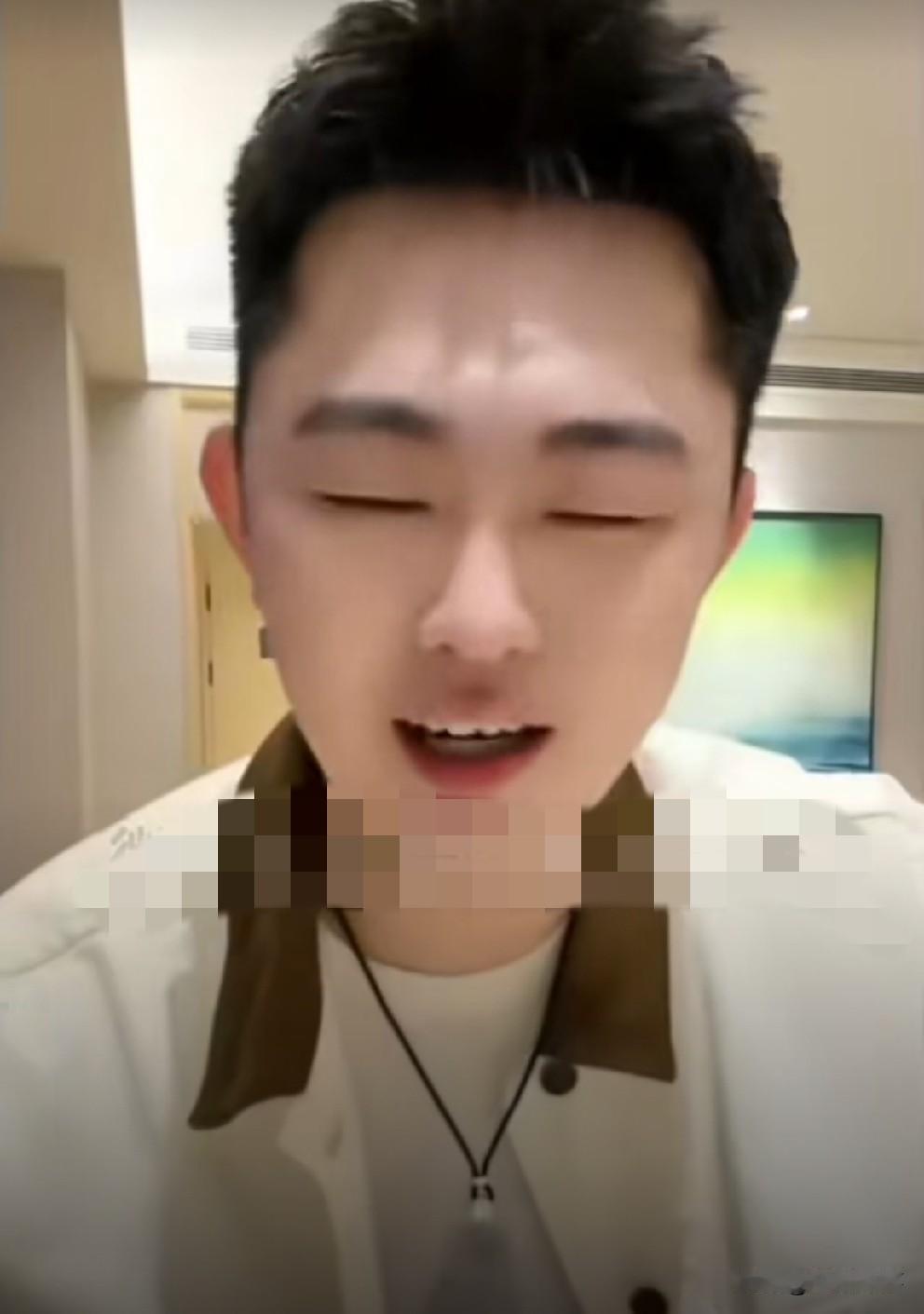 黑爸黑妈”亲吻秀恩爱，巴扎黑向父亲道歉！

         巴扎黑给粉丝展示父
